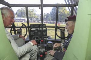 Prins Charles met de vroegere gliderpiloot Frank Ashley (94) in een replicatie van een zweefvliegtuig. Op de achtergrond Airborne Museum Hartenstein in Oosterbeek. beeld ANP, Steve Parsons