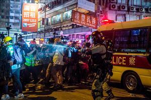 De Hongkongse politie kwam afgelopen weekend weer in actie tegen de betogers. beeld AFP, Isaac Lawrence