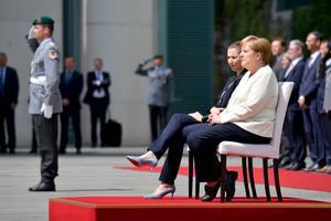 Angela Merkel zat donderdag zittend naast haar gast.  beeld AFP