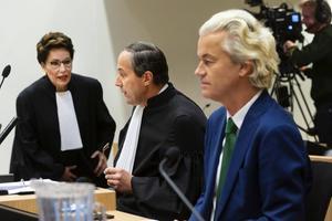 Het proces Wilders toont aan dat regering en Openbaar Ministerie te tegenstrijdige belangen kunnen hebben om goed te kunnen functioneren. Foto: PVV-leider Geert Wilders in de rechtbank van Schiphol tijdens het minder-Marokkanen-proces tegen Wilders, begin september. ANP, Evert Elzinga