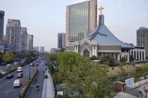 Een van de grootste kerken van China, in Peking. beeld Jaco Klamer