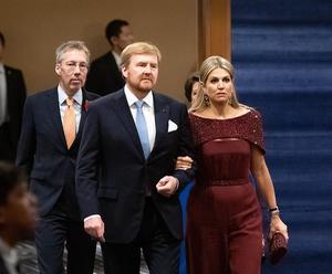 Koning Willem-Alexander en koningin Máxima arriveren woensdag voor een galadiner in een hotel in Tokio. beeld AFP