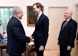 De Israëlische premier Benjamin Netanyahu (l.), Jared Kushner (m.) en Jason Greenblatt (r.). beeld AFP, Matty Stern