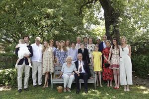 De Belgische koninklijke familie bijeen bij het huwelijksjubileum van koning Albert en koningin Paola. beeld Belgisch hof