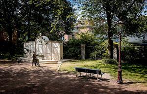 Het Holocaust Namenmonument moet verrijzen aan de Weesperstraat in Amsterdam. beeld ANP