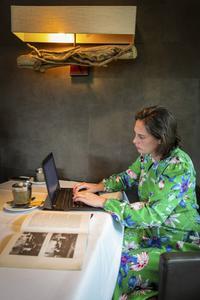 Romanschrijfster Els Florijn schrijft het liefst in een restaurant. „Met geroezemoes om me heen kan ik juist lekker werken.” beeld RD, Henk Visscher