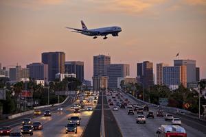 Het verminderen van het aantal vluchten zal gepaard moeten gaan met brede veranderingen in onze transportsystemen en samenlevingen. beeld iStock