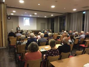 Kees van Walsem sprak maandagavond in Middelharnis over Anastasius Veluanus, de pastoor van Garderen. beeld RD