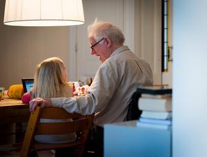 Een gepensioneerde man met zijn kleindochter. beeld ANP