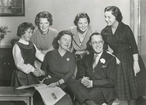 Prinses Christina (l.) met haar ouders en zussen. beeld Rijksvoorlichtingsdienst