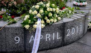 Bloemen en kransen bij het monument ter nagedachtenis aan de slachtoffers in Alpen aan de Rijn. beeld ANP