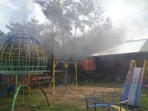 „Uit woede en haat jegens de Indonesische landgenoten zetten de Papoea’s onder meer hun ”toko’s” (winkeltjes) in brand.” Foto: deel van het lagereschoolgebouw van Karunia. Daarnaast brandde een winkeltje af. De brand sloeg net niet over. beeld Karunia foundation