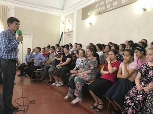 Jongeren uit Oezbekistan bijeen voor hun vertrek naar het zomerkamp.  beeld RD