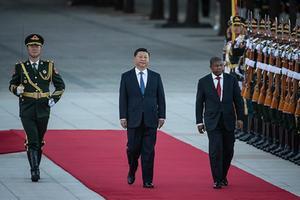 De Angolese president Joao Lourenco (rechts) op bezoek bij De Chinese president Xi Jinping (links) vorig jaar op bezoek bij De Chinese president Xi Jinping (links) vorig jaar op bezoek in China vorig jaar oktober. beeld EPA, Roman Pilipey