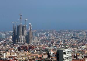 Zicht op Barcelona, met links de Sagrada Familia: een van de aanvankelijke doelwitten van de aanslagen in augustus 2017 in de stad. beeld EPA, Quinque Garcia