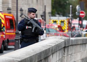 Bewaking in de buurt van het Parijse hoofdkantoor van de politie, waar donderdag vier agenten werden doodgestoken door een collega. beeld EPA, Ian Langsdon