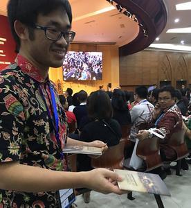 De deelnemers aan de conferentie van de World Reformed Fellowship ontvangen een exemplaar van de Dordtse Leerregels in een Indonesische, Engelse of Chinese vertaling. beeld RD