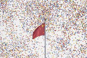 Ballonnen vullen het luchtruim in Peking tijdens festiviteiten ter gelegenheid van de zeventigste verjaardag van de Volksrepubliek China. beeld AFP, Greg Baker