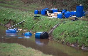 Vaten met afval van de drugsproductie. beeld ANP, Marcel van Hoorn