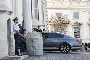 Conte komt bij het paleis aan om te overleggen met president Sergio Mattarela. beeld EPA