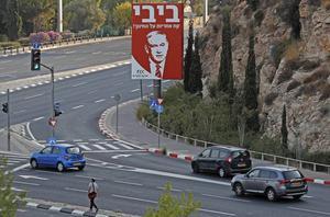 In Jeruzalem hangen nauwelijks verkiezingsposters. De verwachting is ook dat de opkomst dinsdag laag zal zijn. beeld AFP, Ahmad Gharabli