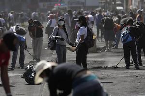 Rommel wordt opgeruimd na de protesten in Quito. beeld EPA
