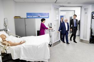 Premier Mark Rutte nam tijdens zijn bezoek aan de VS in juli een kijkje in het onderzoekscentrum van Philips in Boston. Philips verplaatst een deel van zijn productie van medische apparatuur uit China naar de VS om geen last te hebben van de verhoogde Amerikaanse invoerheffingen. beeld ANP, Bart Maat