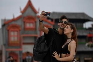 Twee mensen maken een selfie in Rio de Janeiro. beeld AFP