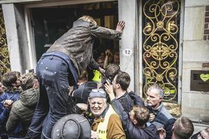 Boze boeren forceren met een trekker de deur van het Groningse provinciehuis en dringen het gebouw binnen. Duizenden boeren eisten maandag in zeven provinciale hoofdsteden intrekking van stikstofregels die strenger zijn dan het kabinet voorstaat.  beeld ANP, Siese Veenstra