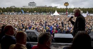 Duizenden boeren demonstreerden dinsdag op het Malieveld in Den Haag. Ze willen meer waardering voor hun sector en een boervriendelijker overheidsbeleid. Onder meer minister Carola Schouten sprak de boeren toe. „Zolang als ik minister van Landbouw ben, komt er wat mij betreft geen halvering van de veestapel”, zei de bewindsvrouw. Het leverde haar luid gejuich van de boerenop. Onder de sprekers die het podium beklommen, waren ook Kamerleden van CDA, VVD, D66, GroenLinks, ChristenUnie, Forum voor Democratie en SGP. beeld ANP, Sem van der Wal