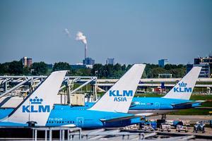 KLM-vliegtuigen op Schiphol. beeld ANP
