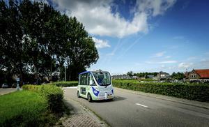 Op zeer uiteenlopende terreinen (onder meer zelfrijdende auto’s) is de impact van Arti-ficiële Intelligentie merkbaar. Foto: in Brabant experimenteert men met een zelfrijdend shuttlebusje. beeld ANP, Robin van Lonkhuijsen