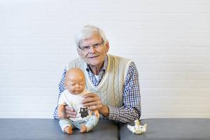 Manueel fysiotherapeut Henk Mohr (83) werkt nog altijd vijf halve dagen in zijn praktijk. beeld Niek Stam