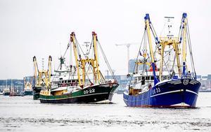 Vissers worden door de energietransitie op zee driemaal geraakt. Foto: Noordzeevissers demonstreerden in juni 2018 in Amsterdam tegen windmolenparken op zee. beeld ANP, Remko de Waal