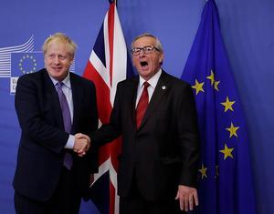 Johnson (l.) en Juncker. beeld EPA, Oliver Hoslet
