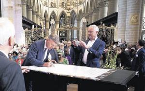 Het uitspreken van „verbondenheid” is nog geen uitspreken van eenheid. Foto: in de Grote Kerk in Dordrecht tekenden op 29 mei tientallen protestantse kerken een verklaring van verbondenheid. beeld Dirk Hol
