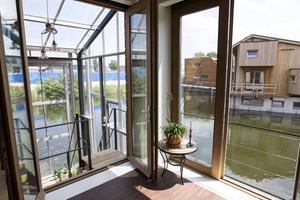 Veel glas biedt een ruim zicht op de omgeving en de drijvende buren. beeld RD, Anton Dommerholt