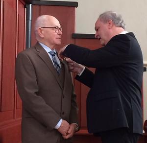 Gert van de Hoef (l.) bij zijn jubileum in 2016. beeld RD