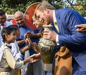 Het koningspaar bezoekt een school in New Delhi. beeld ANP