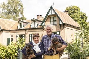 Wolke en Arie Troost bij hun woning op de Hooge Duvel, diep weggestopt in het Kroondomein. beeld André Dorst