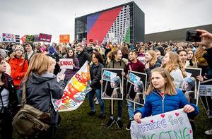 Een Nederlands scholierenprotest tegen de Amerikaanse wapenwetgeving in maart 2018. beeld ANP