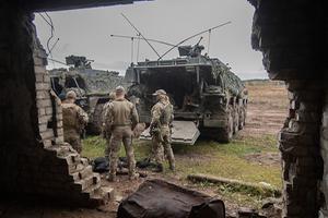 Klaar voor actie. Nederlandse militairen bereiden zich in Litouwen voor op een oefening. beeld Evert-Jan Daniëls