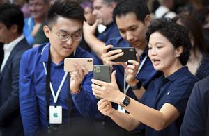 Bezoekers experimenteren met de nieuwe iPhone 11 tijdens de presentatie op het hoofdkantoor van Apple in Cupertino, Californië.  Beeld AFP Josh Edelson
