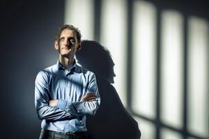 Organist Bert van Stam in de absis van de Maranathakerk in Den Haag. beeld Flow Fotografie​