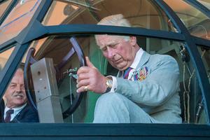 Prins Charles in de cockpit van een replicatie slider tijdens zijn bezoek aan het Airborne Museum Hartenstein.