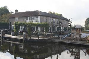 Onder andere restaurant ’t Raadhuis in Goudriaan is tegen de nieuwe regels van de gemeente Molenlanden over de beperking van zondagsopenstelling van terrassen. beeld André Bijl