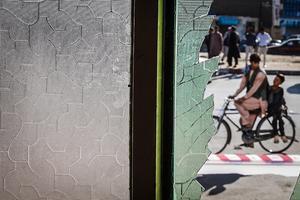 Een gebroken raam in de bruiloftszaal in Kabul waar zaterdag een aanslag werd gepleegd. beeld EPA
