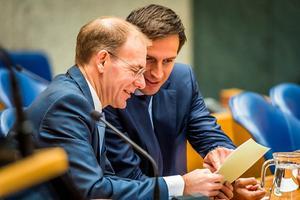 Staatssecretaris Menno Snel (l.). beeld ANP