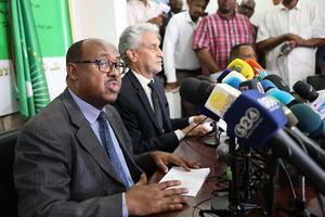 De Speciale Gezant, Mohamed El Hassan Labbat, en Mahmoud Dreir (l.) tijdens een persconferentie in Khartoem. beeld EPA