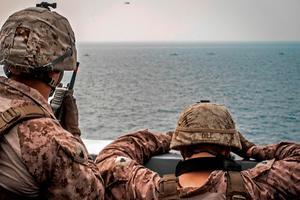 Amerikaanse militairen in de Straat van Hormuz. beeld AFP